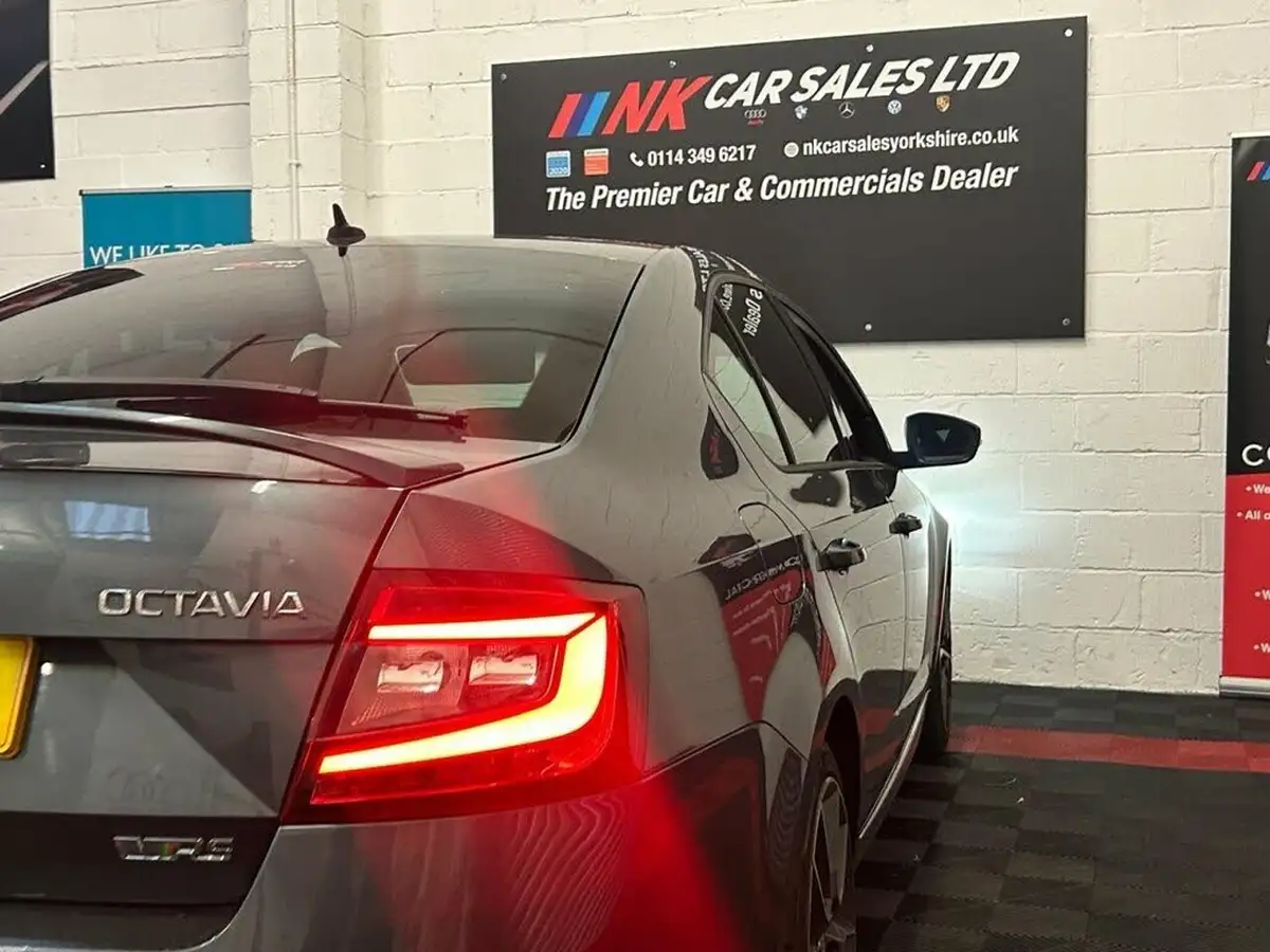 2017-skoda-octavia-20tdi-vrs-hatchback-dsg-big-4