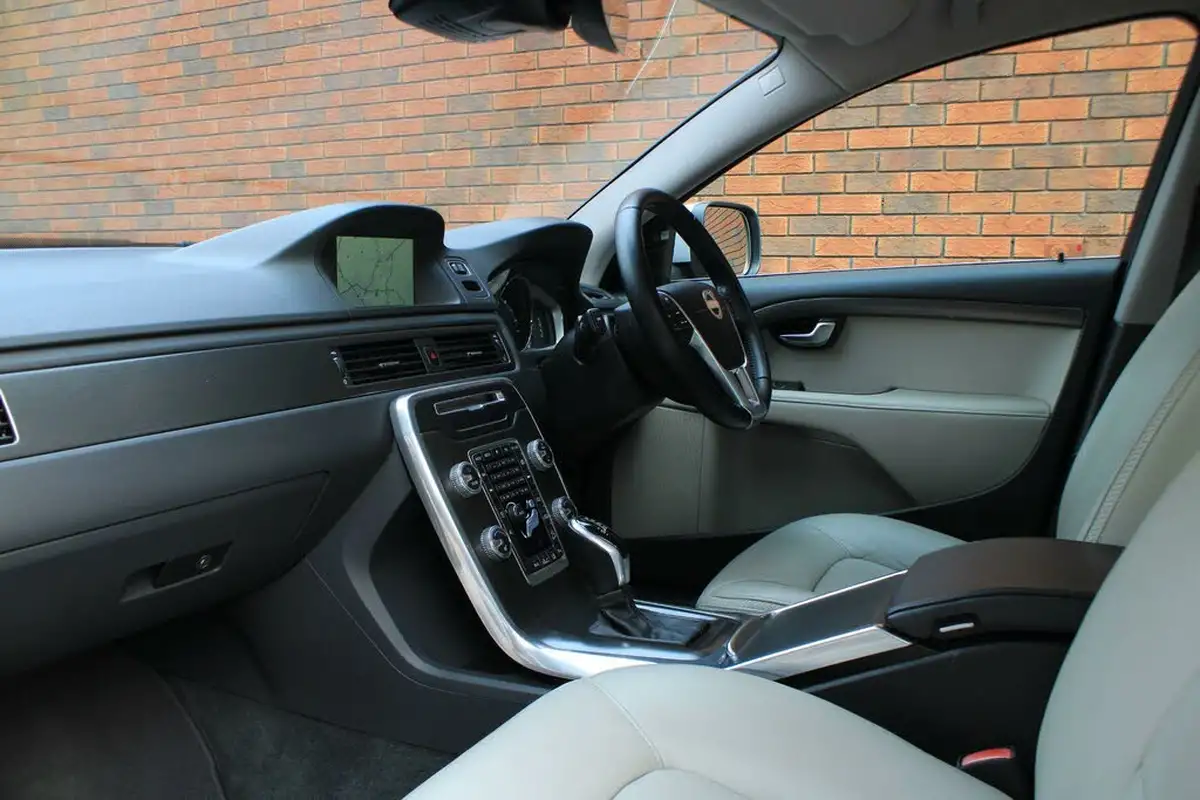 2014-volvo-xc70-24td-se-lux-d5-215bhp-geartronic-big-17