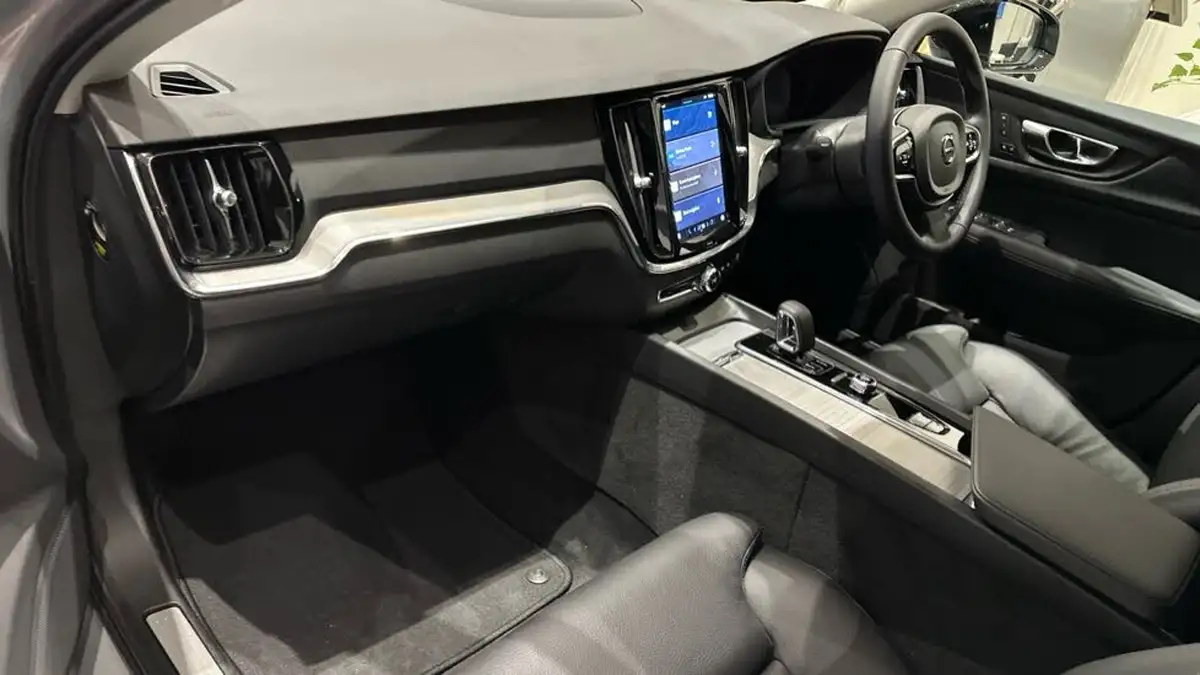 2024-volvo-v60-20-b4-plus-station-wagon-big-3
