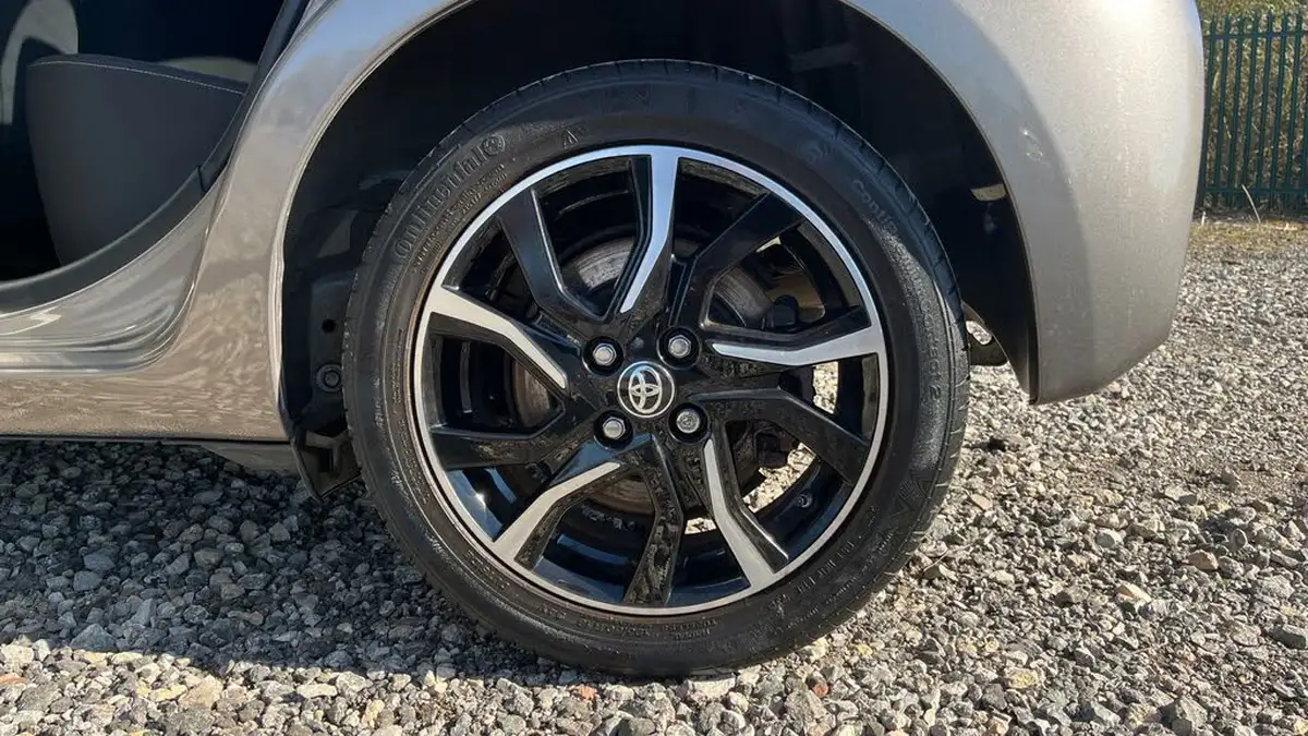 2018-toyota-yaris-15-vvt-i-design-1496cc-big-28