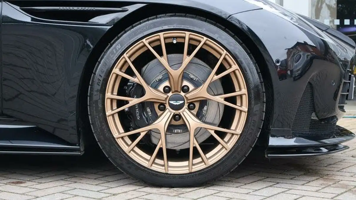 2024-aston-martin-db12-40-v8-auto-euro-6-ss-2dr-big-3