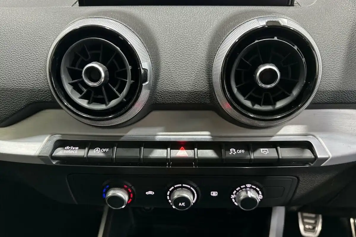 2021-audi-q2-10-30-tfsi-s-line-big-25