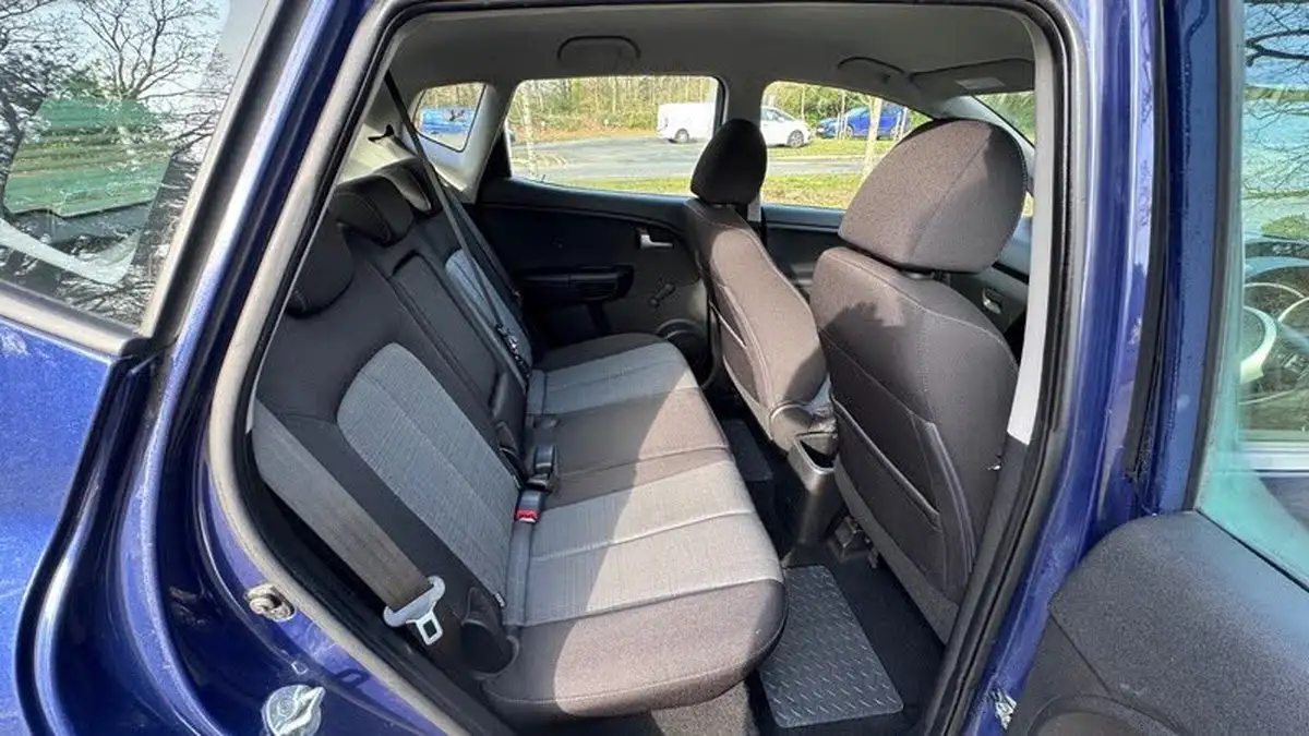 2011-kia-venga-16-2-auto-big-3