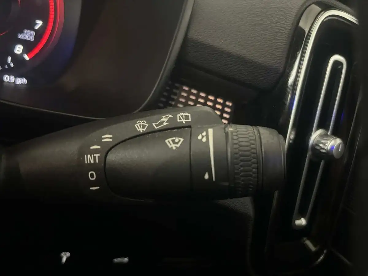 2020-volvo-xc40-20-b4-r-design-big-19