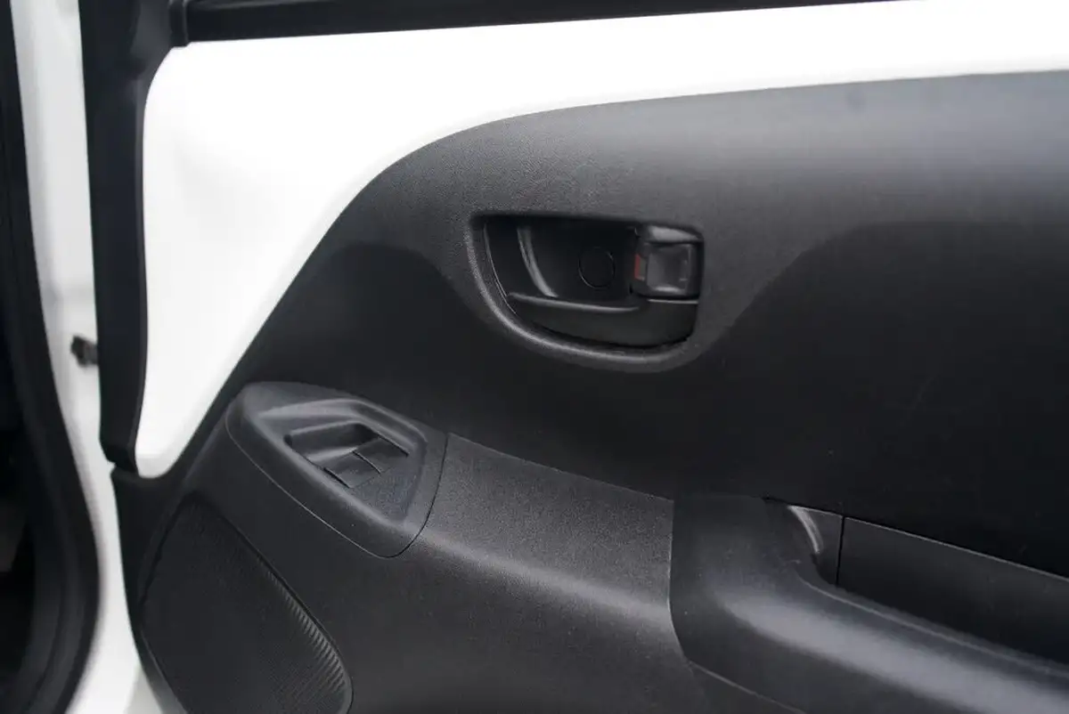 2016-citroen-c1-10-vti-feel-3d-big-15