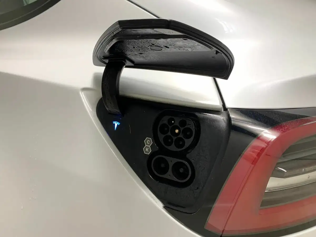 2022-tesla-model-3-e-long-range-big-38