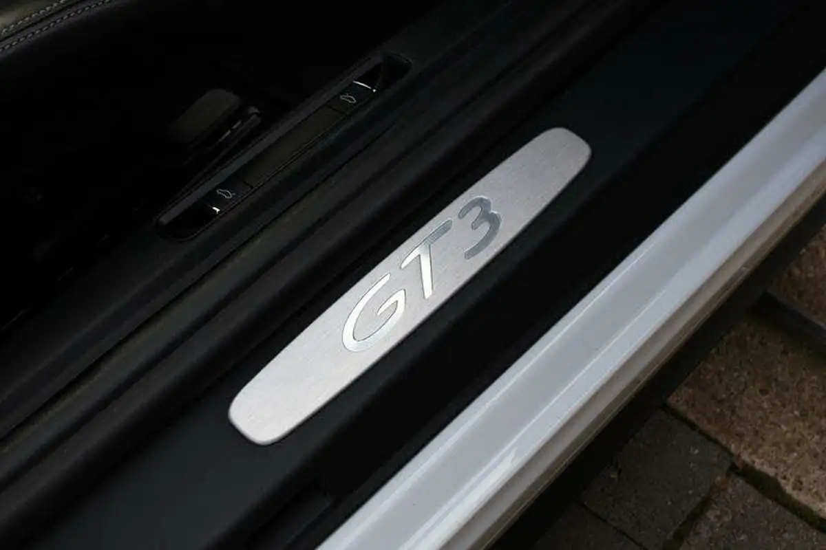2013-porsche-911-38-gt3-big-25