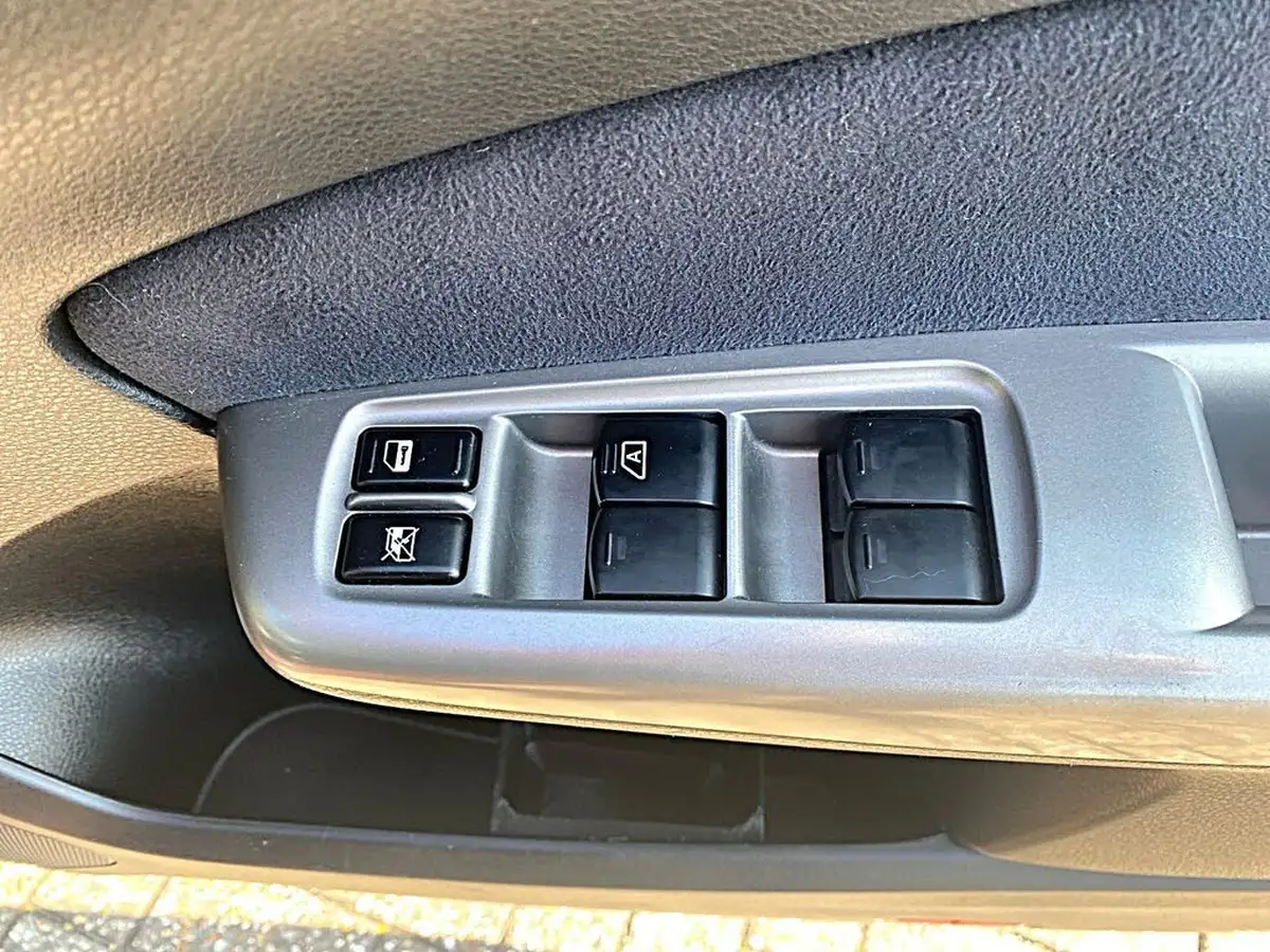 2010-subaru-forester-20-xs-blk-lth-auto-big-11