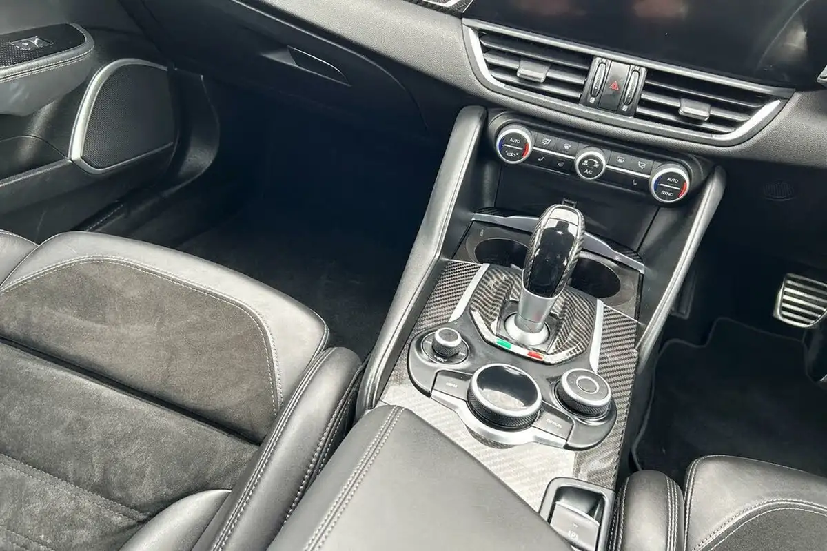 2019-alfa-romeo-giulia-20-veloce-ti-big-16