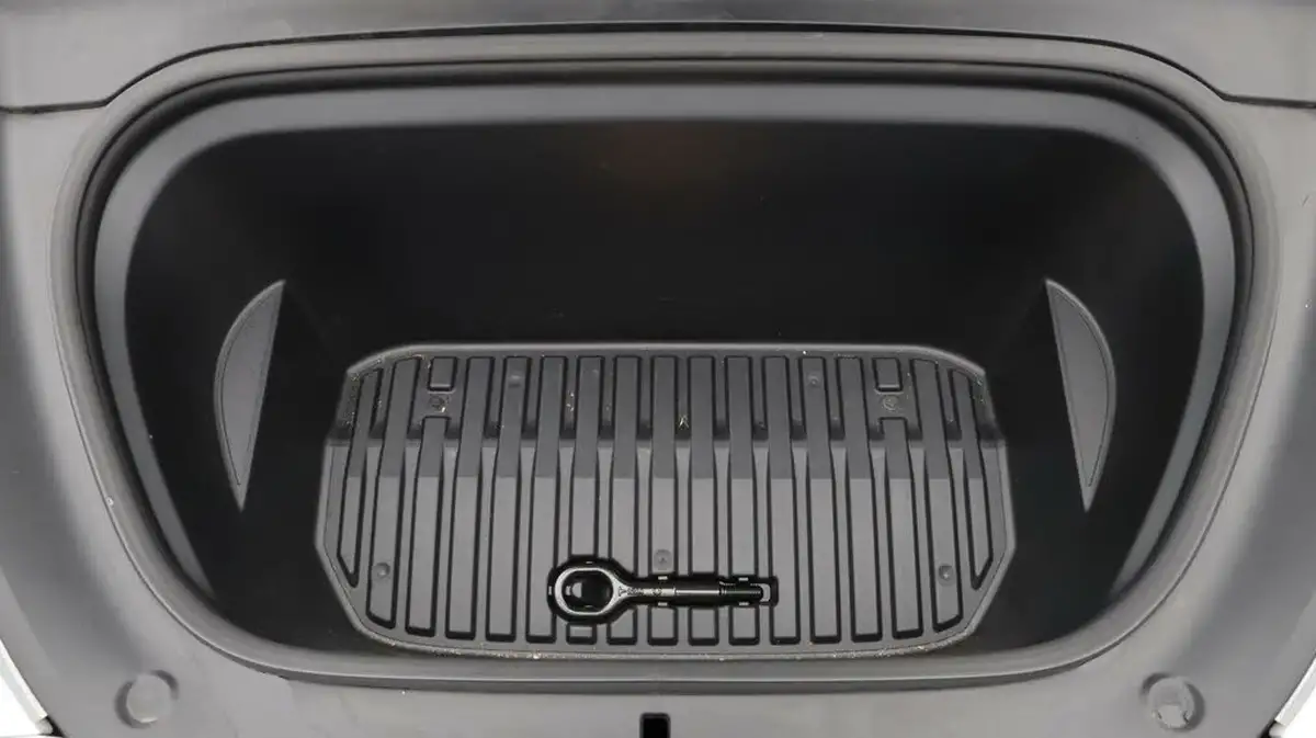 2022-tesla-model-y-e-long-range-big-18