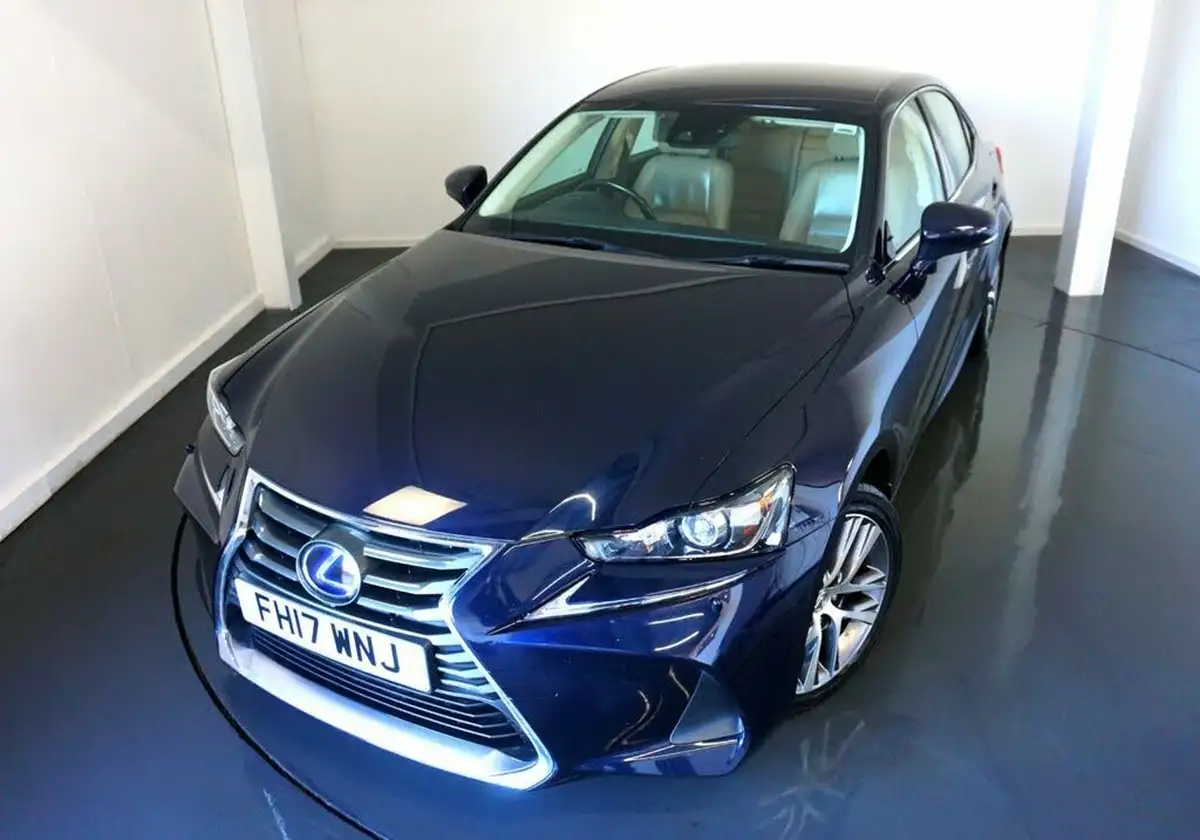 2017-lexus-is-300h-25-advance-big-0
