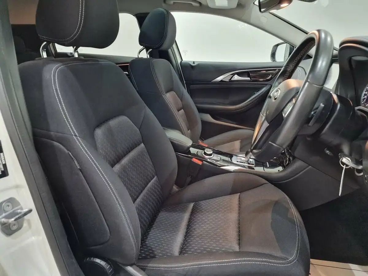 2019-infiniti-q30-22d-sport-big-9