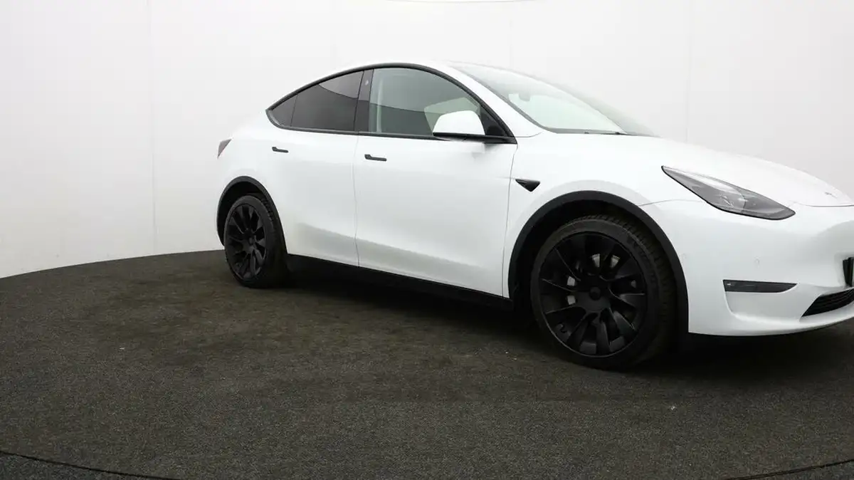 2022-tesla-model-y-e-long-range-big-45