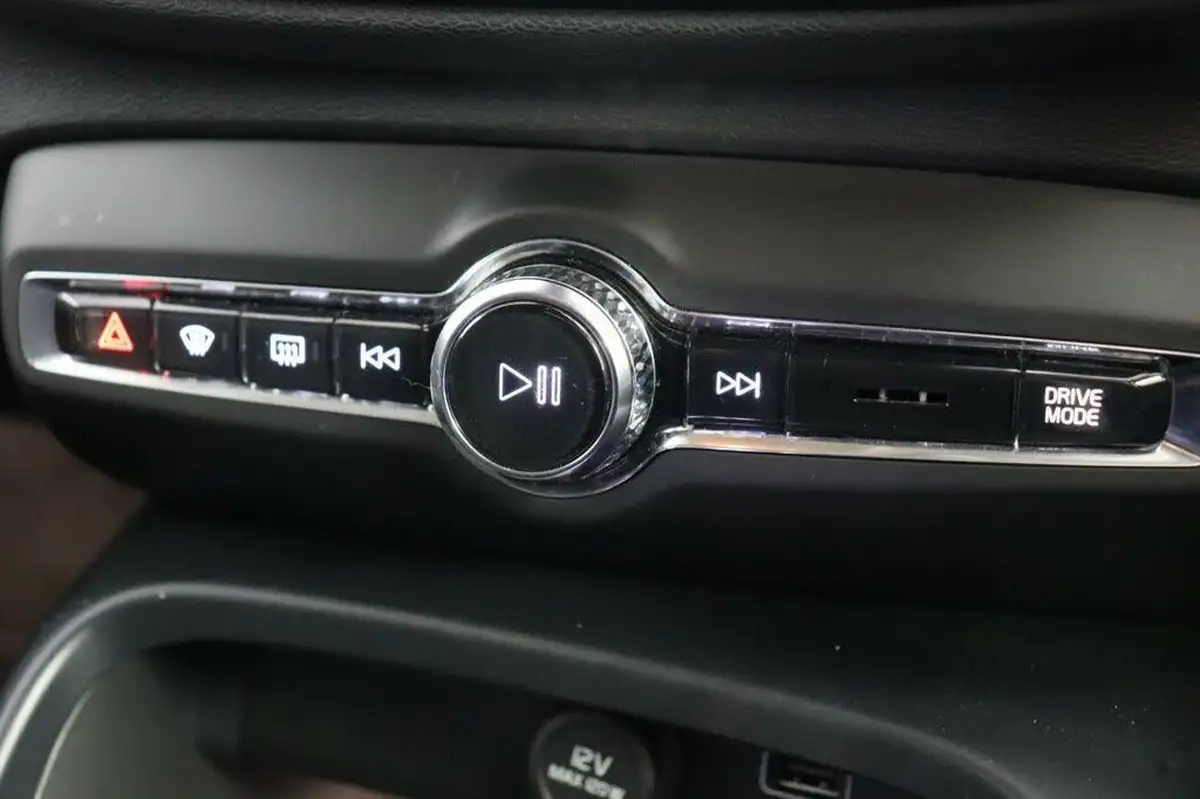 2021-volvo-xc40-15-t4-inscription-208bhp-big-28