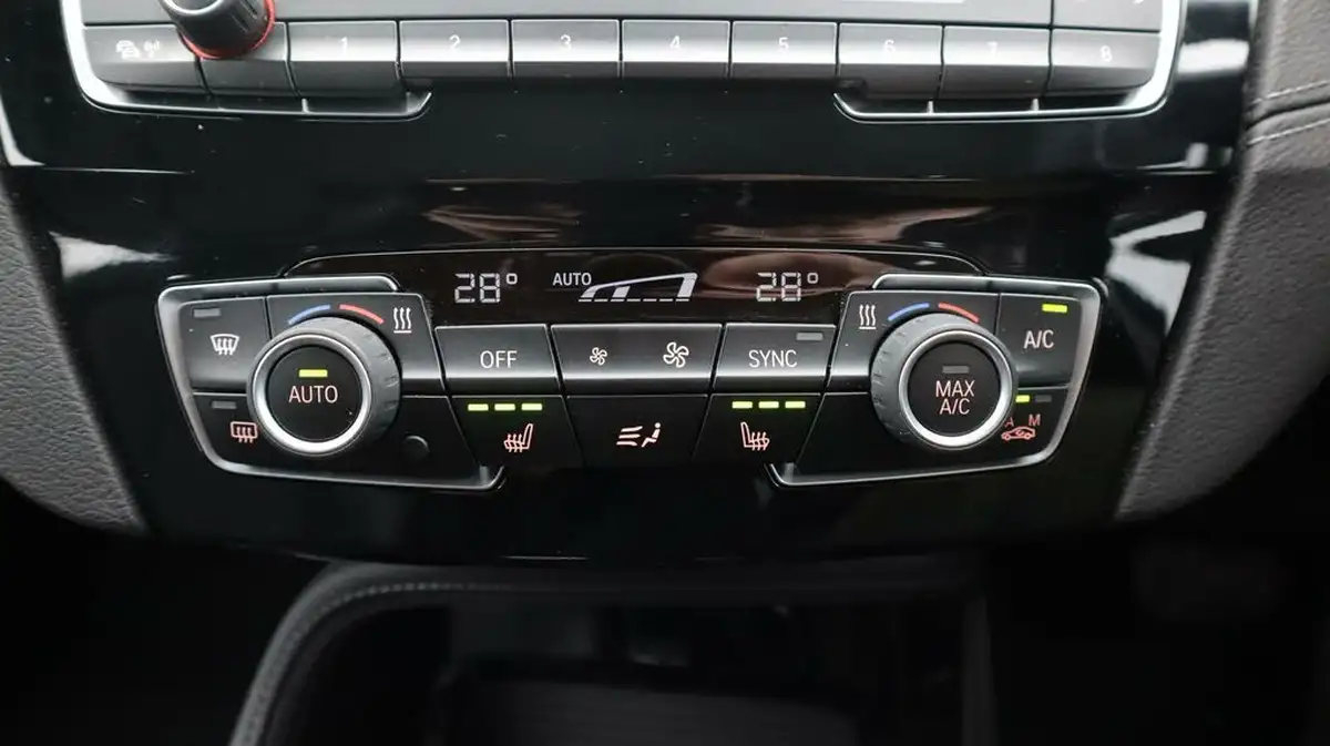 2021-bmw-x1-20-xdrive20i-xline-big-12