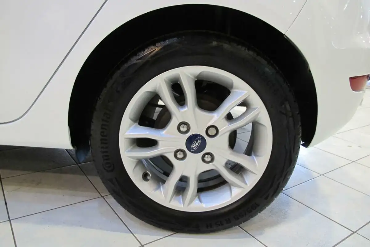 2016-ford-fiesta-16-zetec-5d-big-42