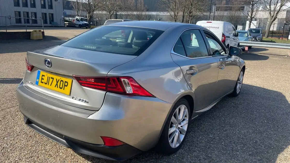 2016-lexus-is-300h-25-advance-big-6