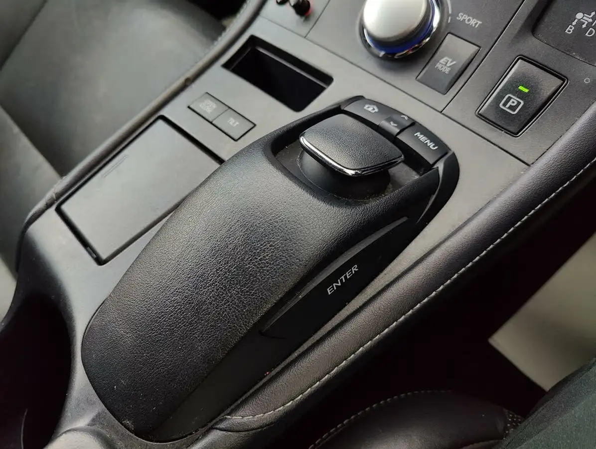 2013-lexus-ct-200h-18-f-sport-big-19
