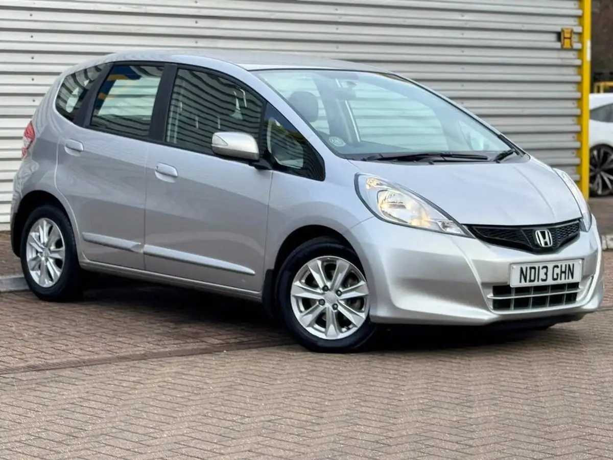 2013-honda-jazz-14-es-cvt-big-1