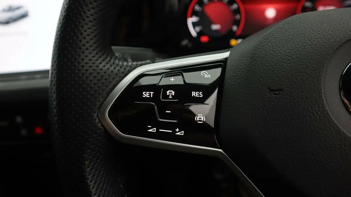 2021-volkswagen-golf-15-tsi-r-line-150ps-hatchback-big-25