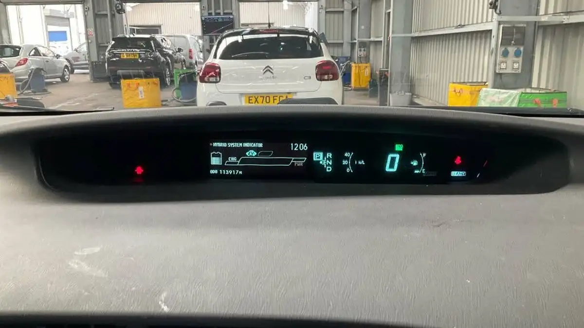 2014-toyota-prius-big-5
