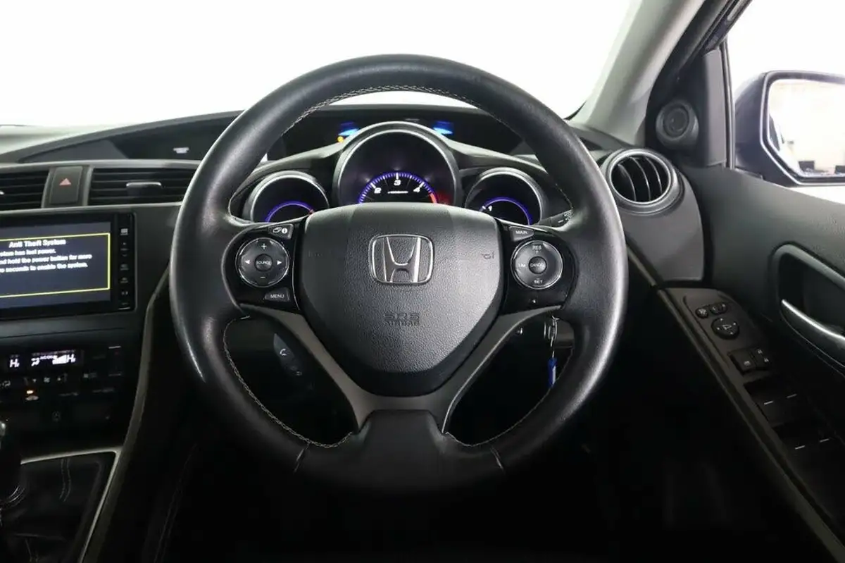 2015-honda-civic-16-i-dtec-se-plus-honda-connect-hatchback-big-30