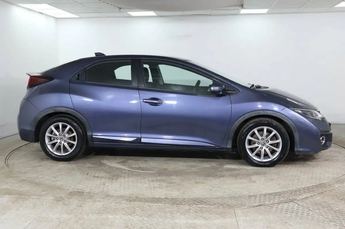 2015-honda-civic-16-i-dtec-se-plus-honda-connect-hatchback-big-6