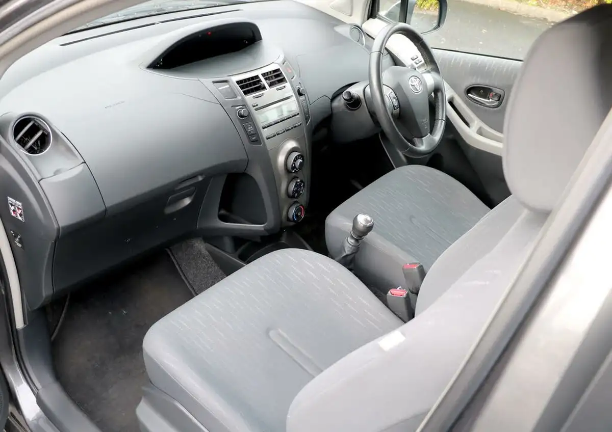2009-toyota-yaris-133-tr-5d-big-28