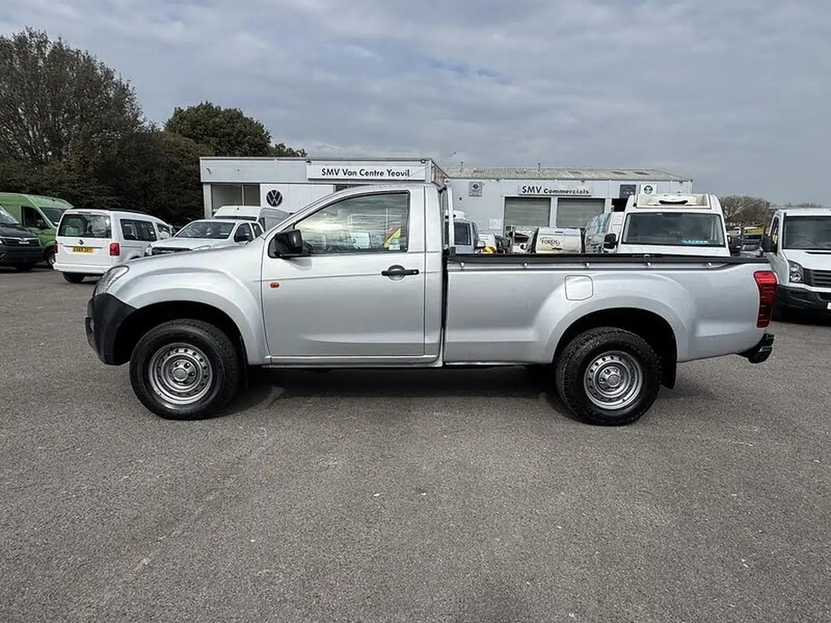2017-isuzu-d-max-25td-4x4-single-pick-up-big-2