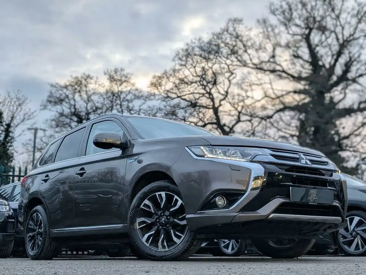 2016-mitsubishi-outlander-20-gx4h-phev-big-2