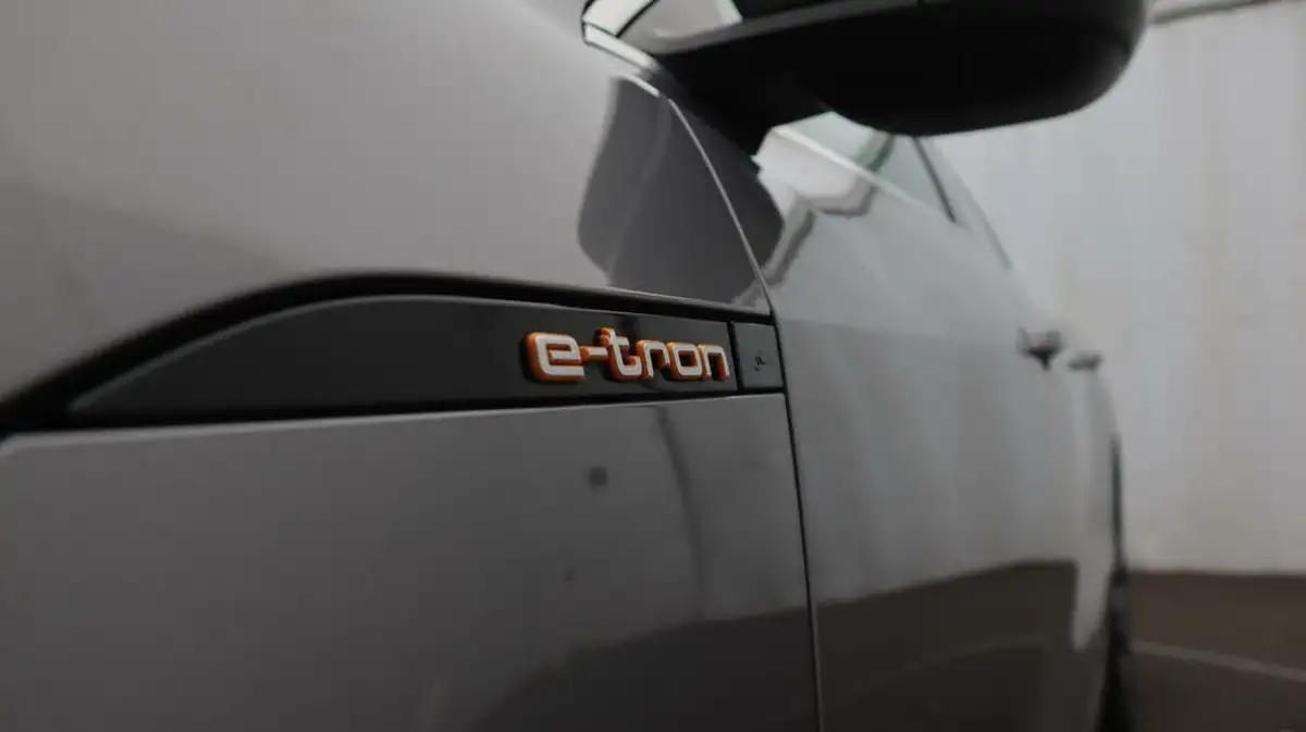 2020-audi-e-tron-50e-sport-big-21
