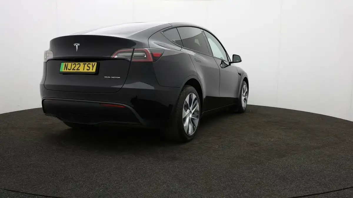 2022-tesla-model-y-e-long-range-big-7