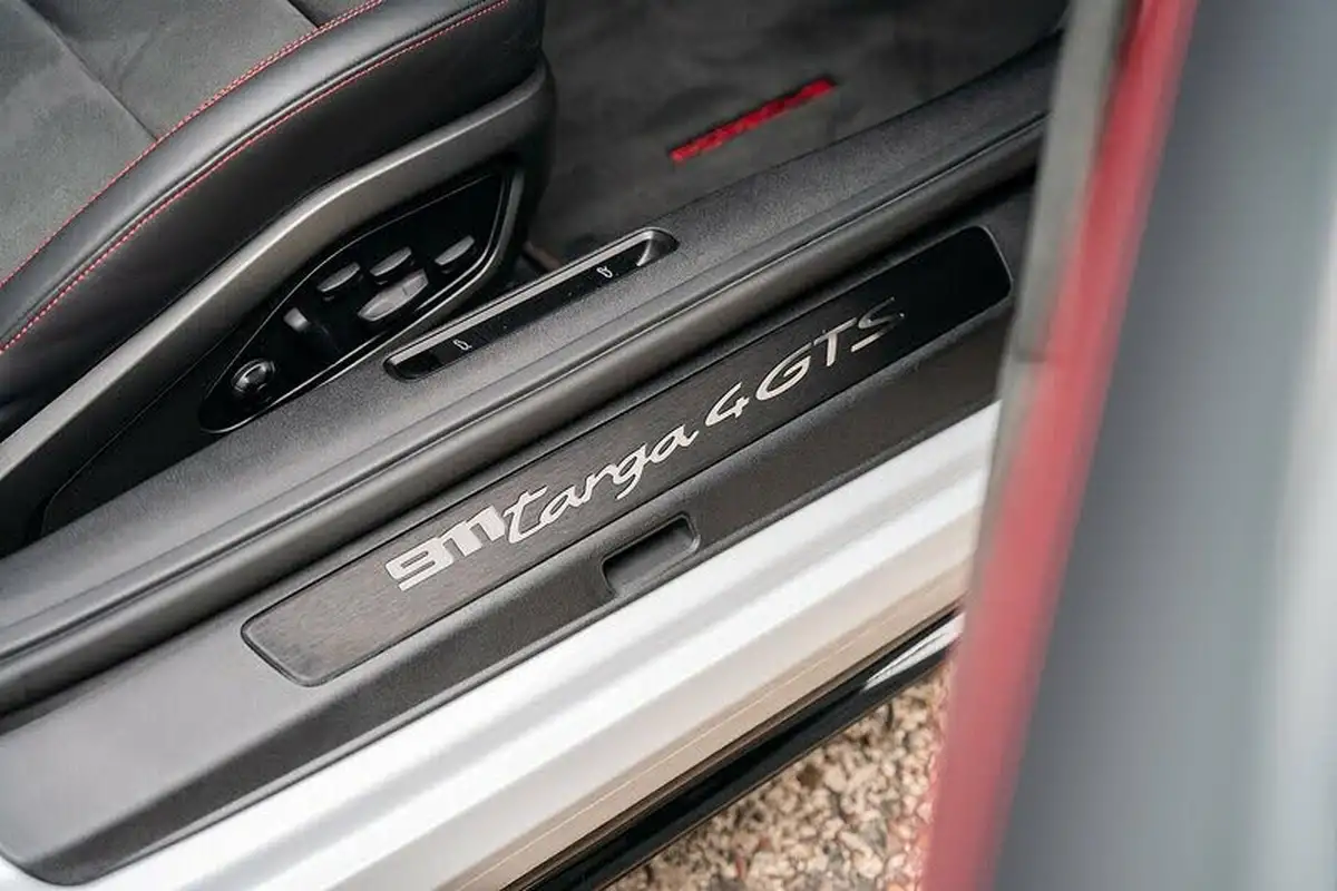 2023-porsche-911-30-targa-4-gts-pdk-big-24