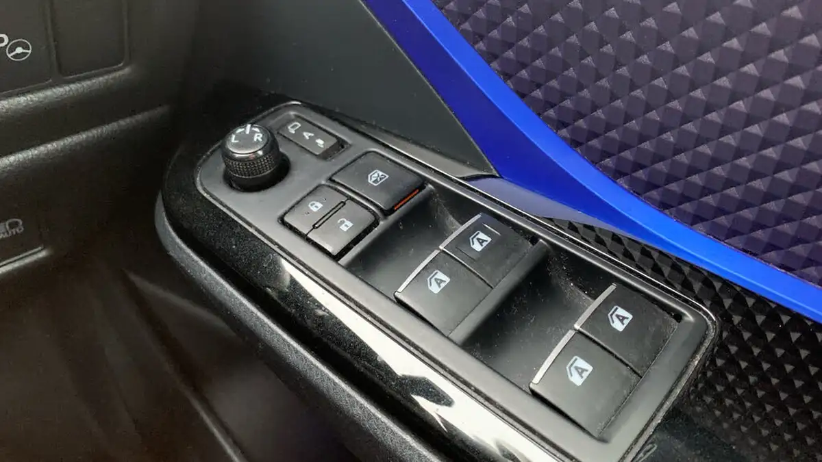 2017-toyota-c-hr-18-vvt-i-dynamic-big-21
