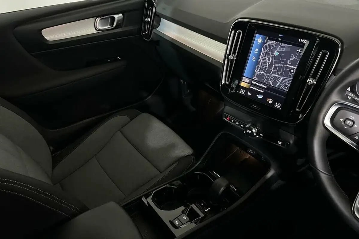 2022-volvo-xc40-15-t4-plus-big-28