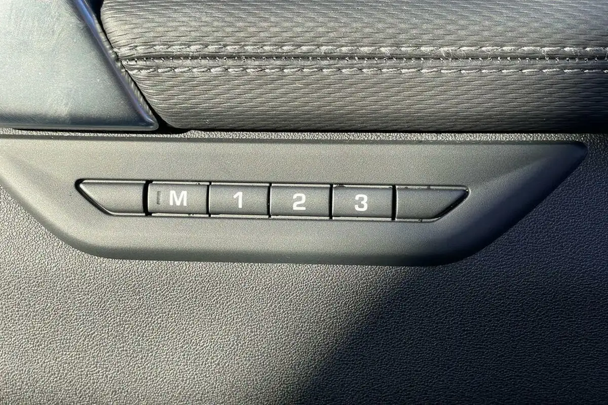 2024-land-rover-discovery-sport-15-p300e-dynamic-se-big-51