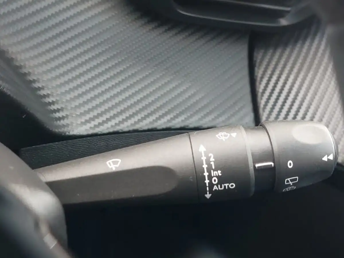 2021-peugeot-208-12-puretech-allure-premium-100bhp-big-13