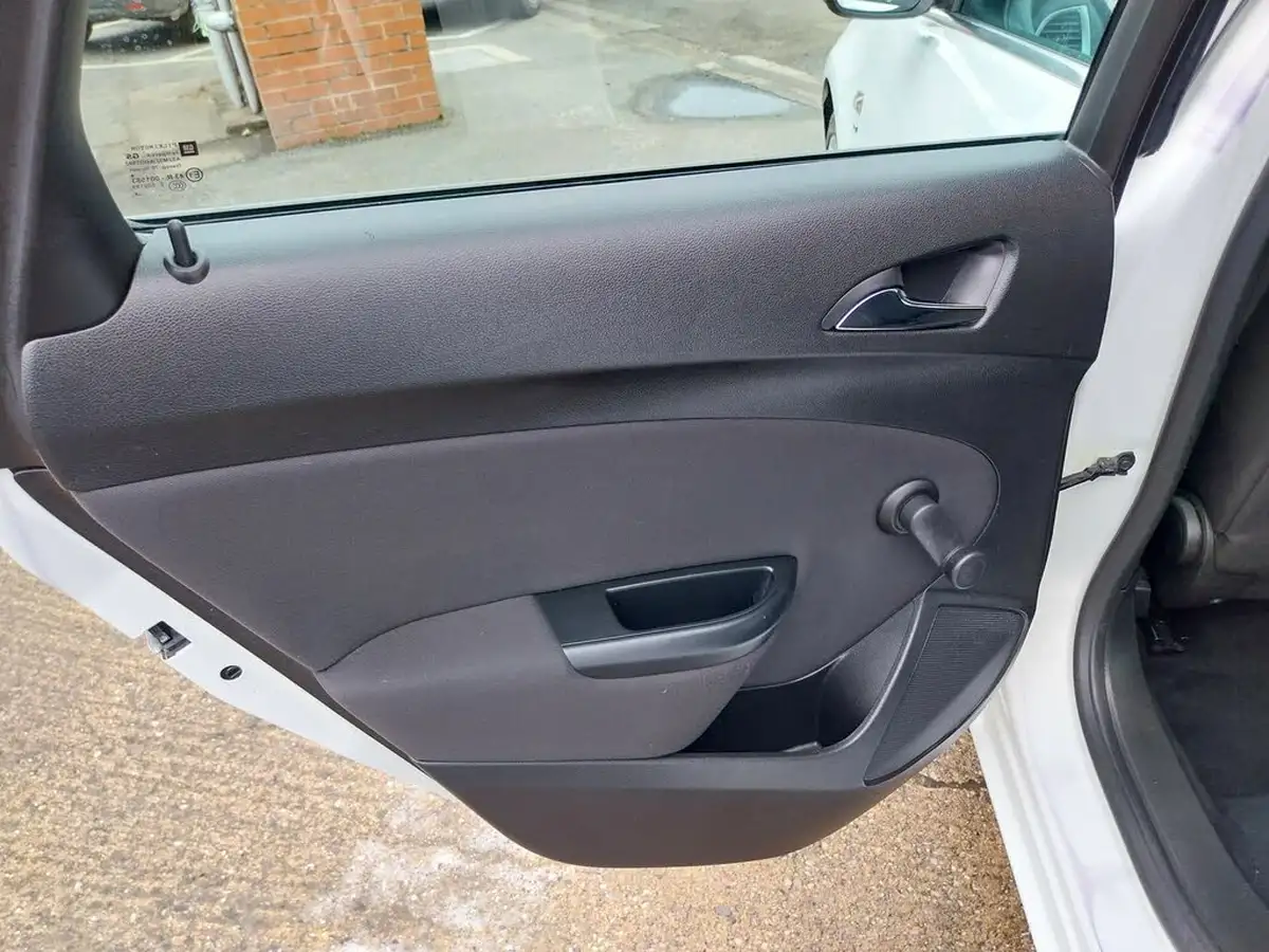 2014-vauxhall-astra-16-sri-115ps-hatchback-big-20