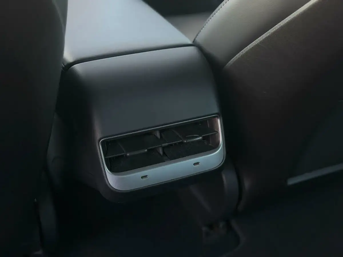 2020-tesla-model-3-e-performance-big-70