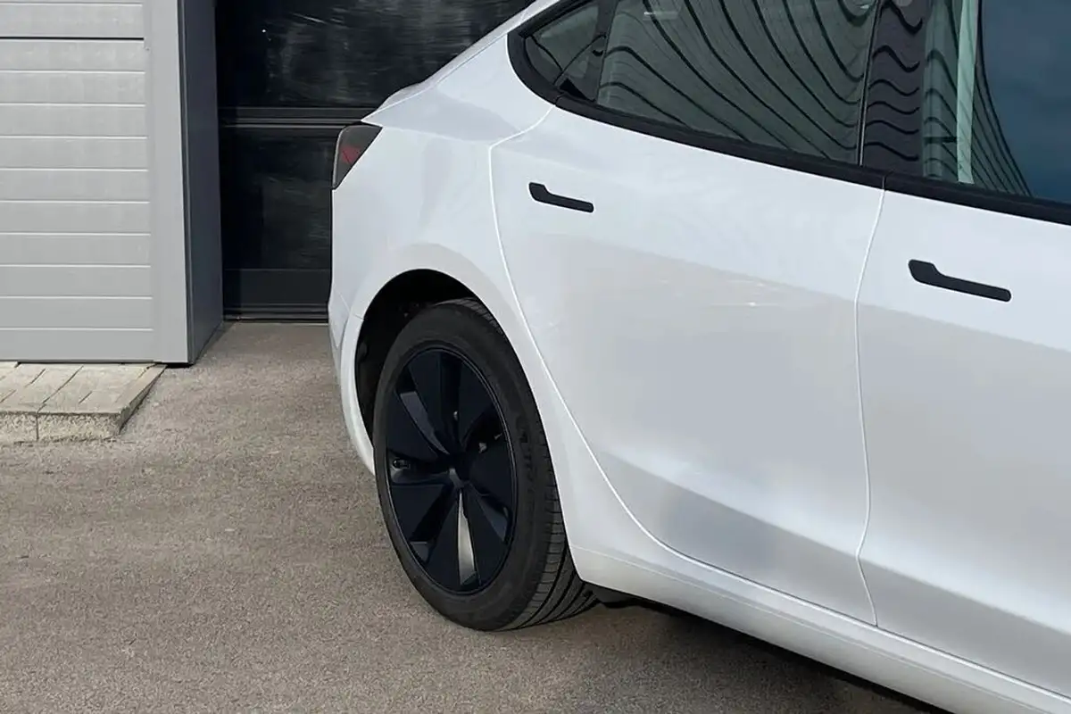 2024-tesla-model-3-big-31