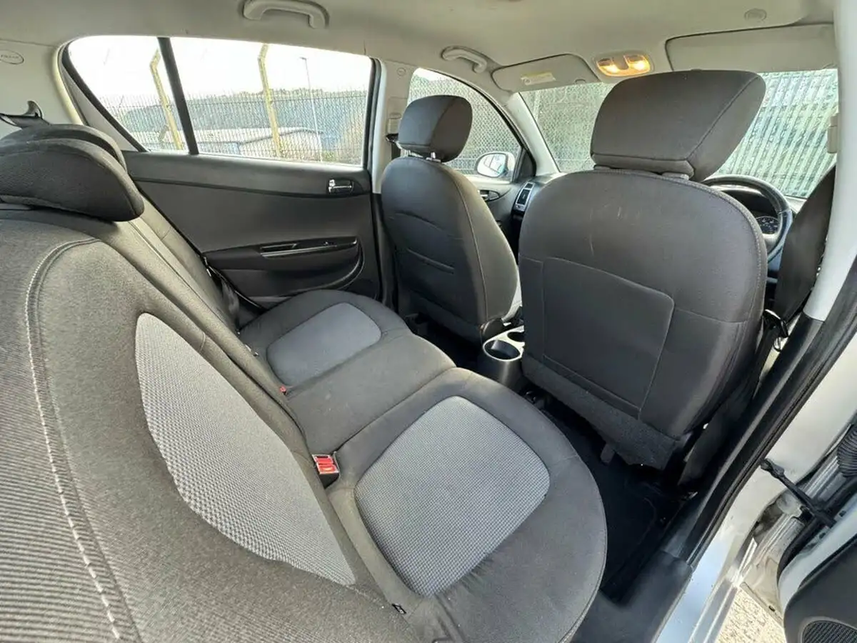 2013-hyundai-i20-12-active-5d-big-11
