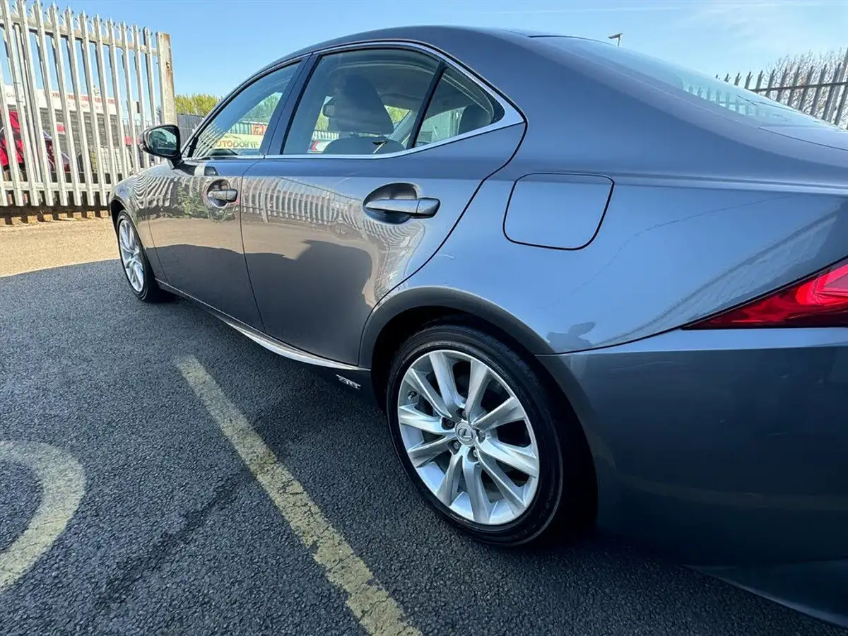 2013-lexus-is-300h-25-luxury-big-30