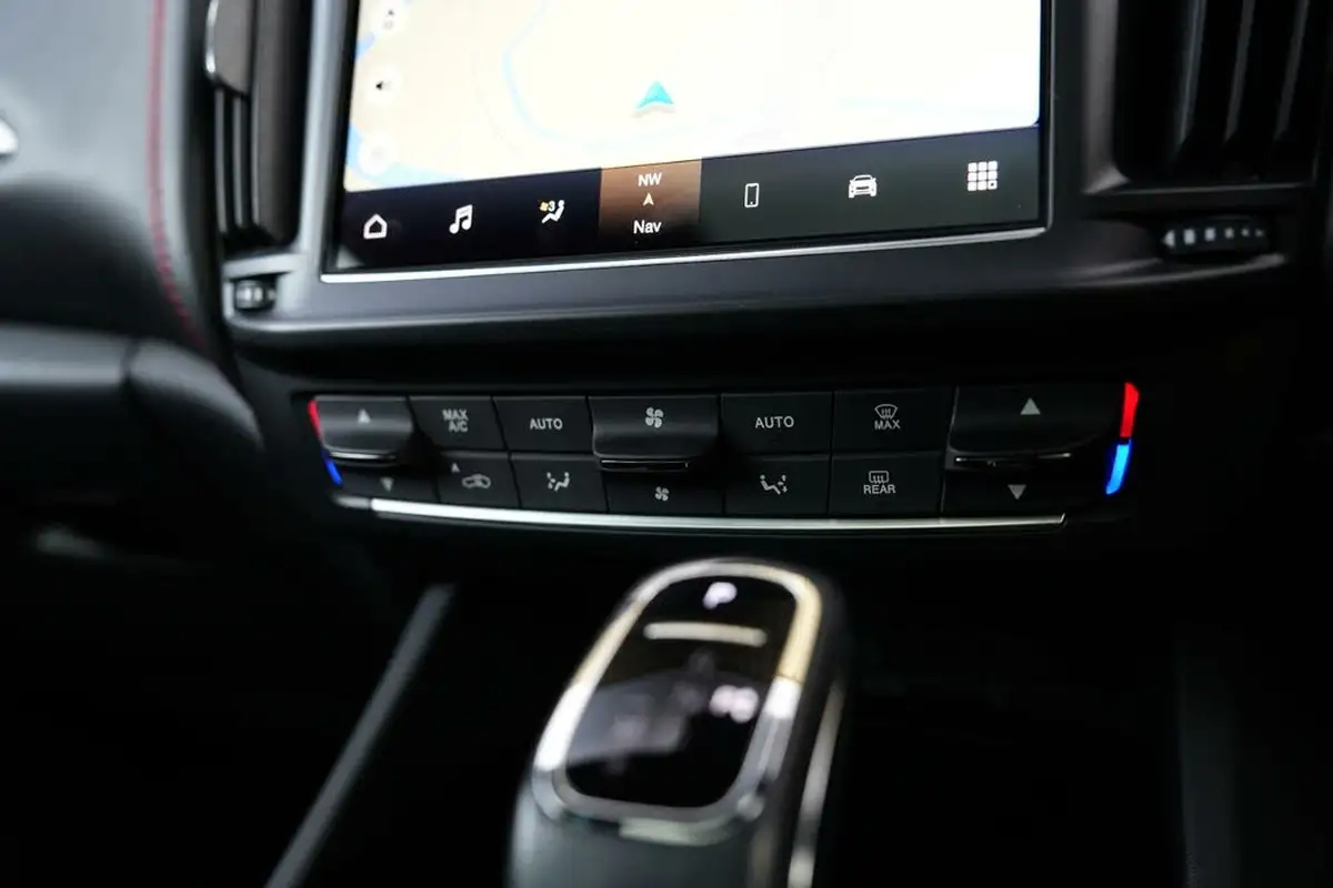 2021-maserati-levante-30-gransport-big-32
