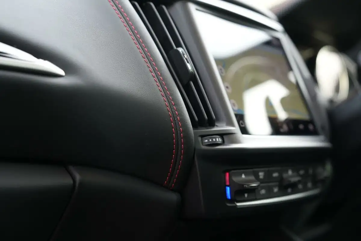 2021-maserati-levante-30-gransport-big-56