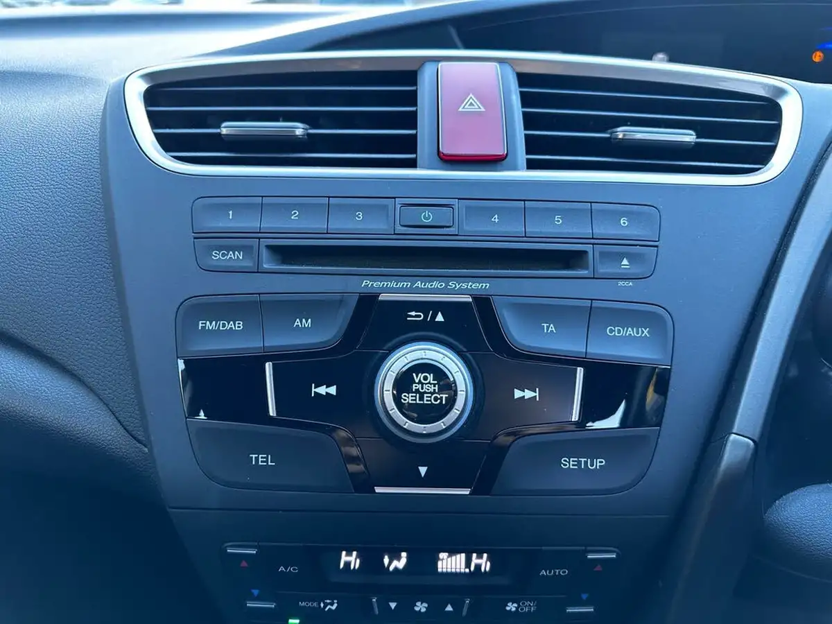 2014-honda-civic-16td-se-plus-hatchback-big-29