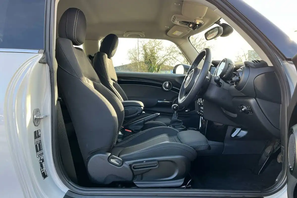 2022-mini-cooper-20-cooper-s-classic-hatchback-3d-big-24