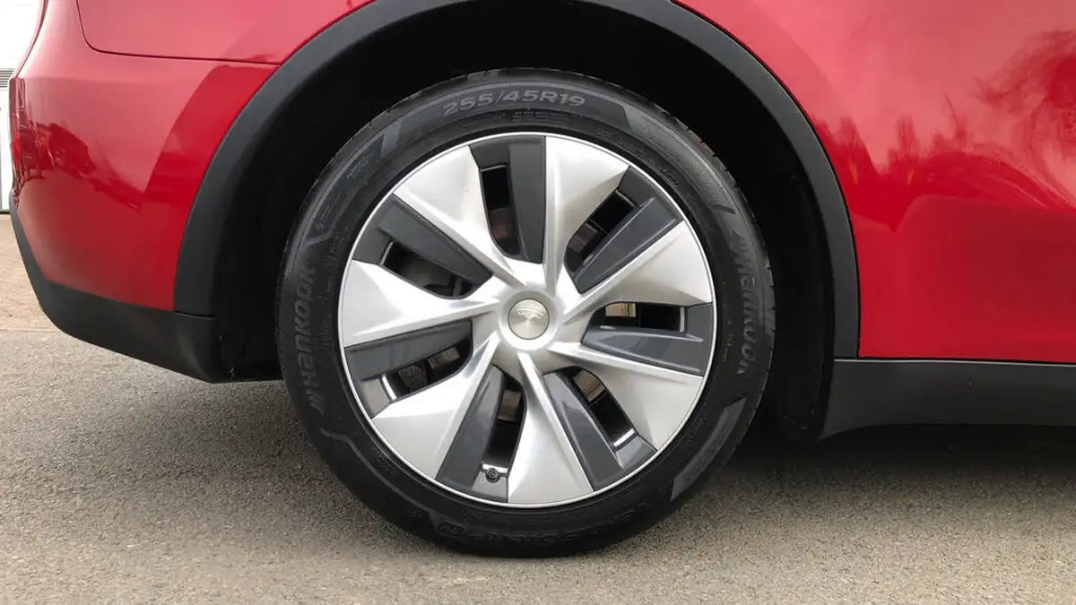 2023-tesla-model-y-e-long-range-big-18