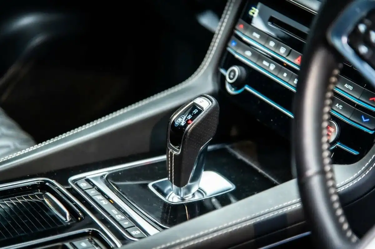 2019-jaguar-f-pace-50-v8-sc-svr-big-35