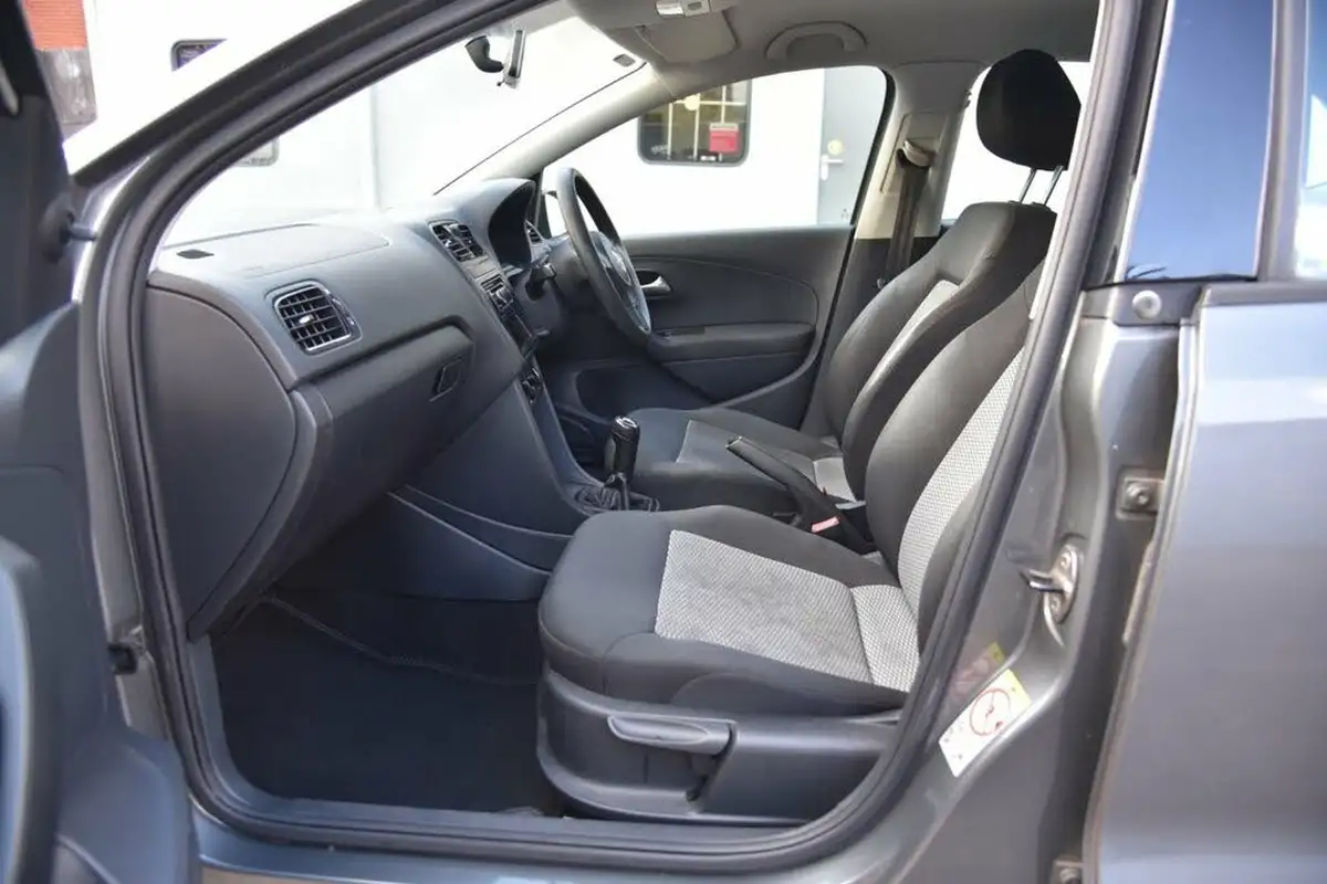 2010-volkswagen-polo-12-s-5d-big-23