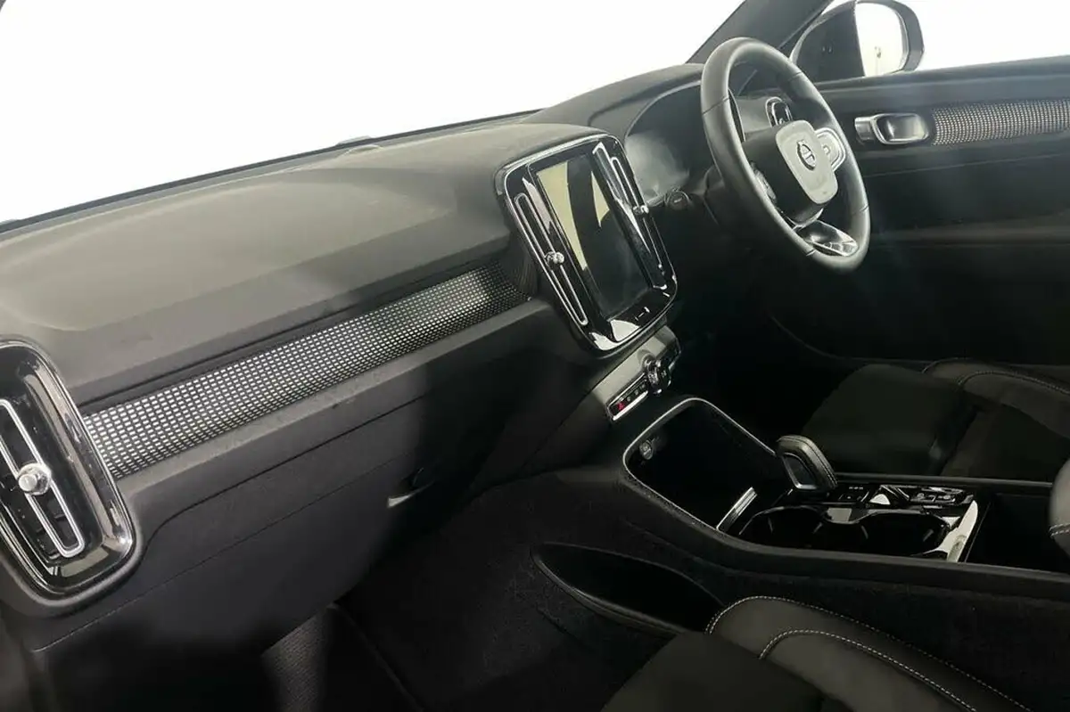 2022-volvo-xc40-15-t3-r-design-auto-big-10